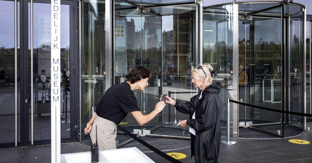 ziet af van verplichting coronapas op terrassen NRC