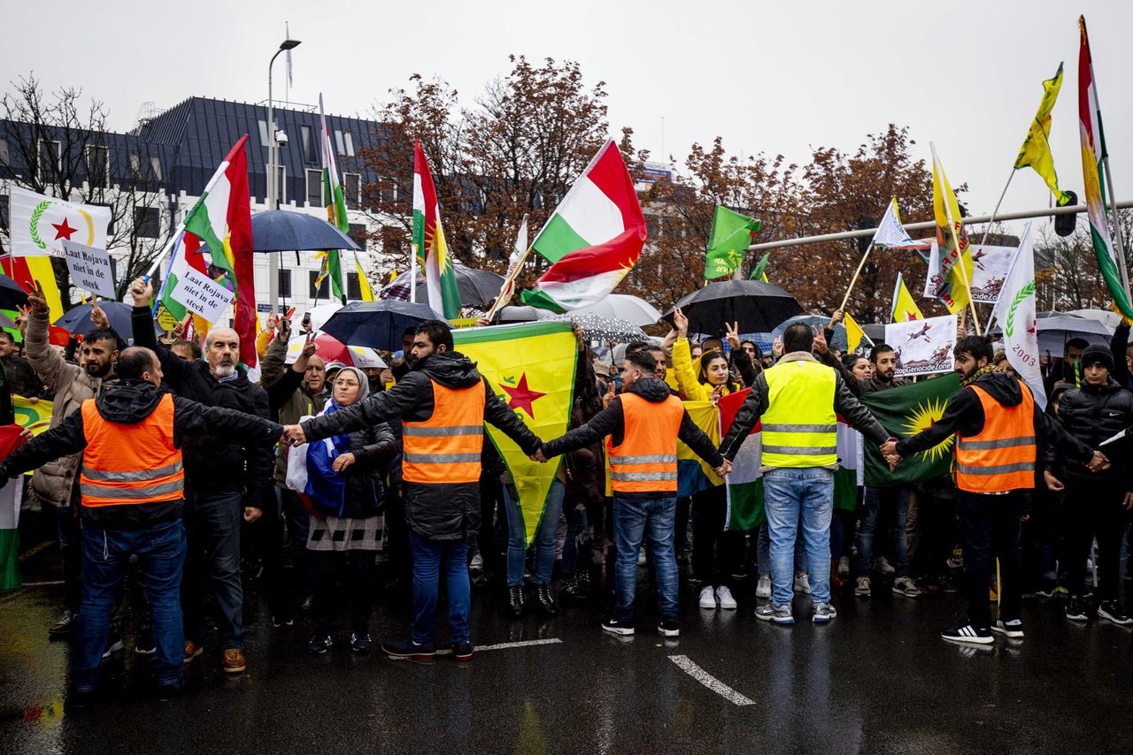 Enkele duizenden Koerden en sympathisanten demonstreren in Den Haag tegen de Turkse aanvallen in Noord-Syrie.