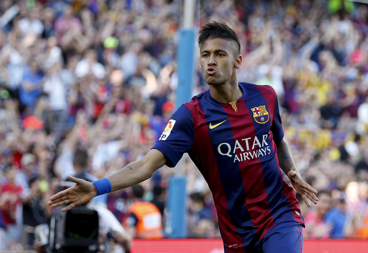 Neymar viert de openingstreffer van Barcelona tegen Real Sociedad.