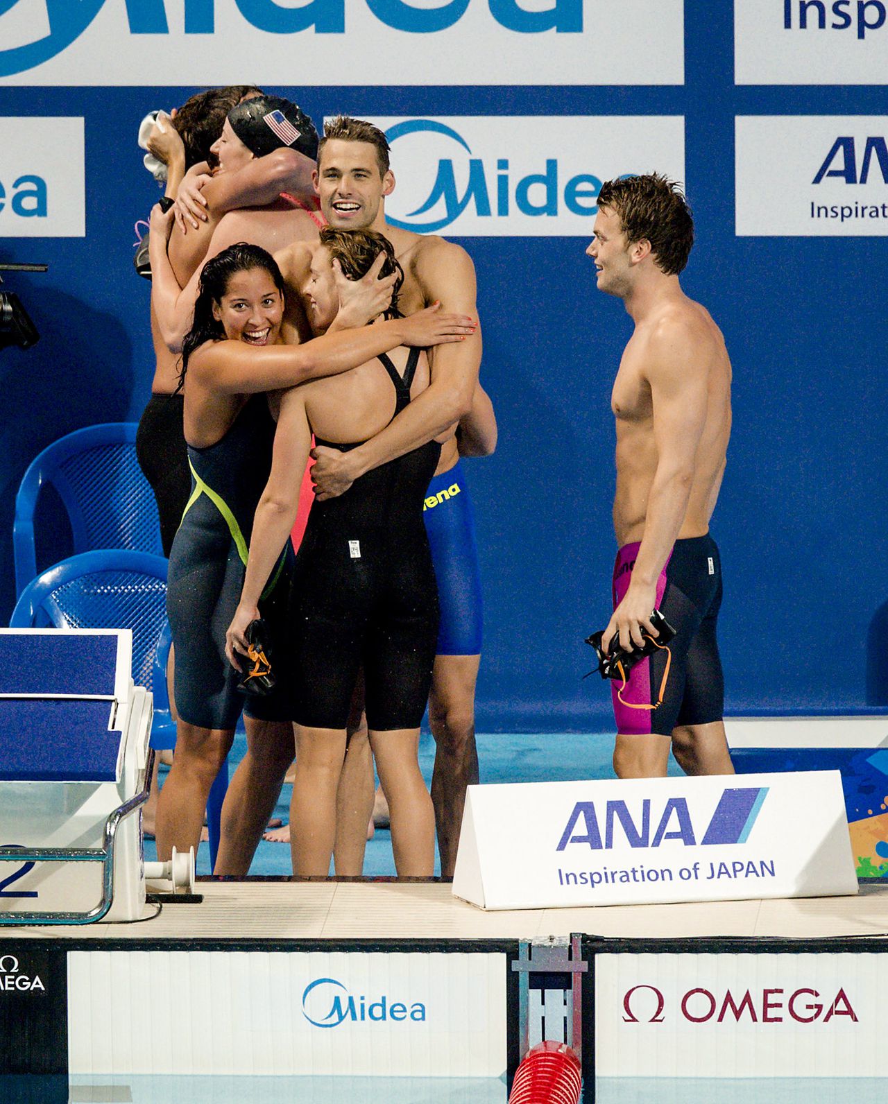 Ranomi Kromowidjojo, Sebastiaan Verschuren, Joost Reijns en Femke Heemskerk in actie op de finale van de 4x100 meter gemixte estafette vrije slag op het WK zwemmen.