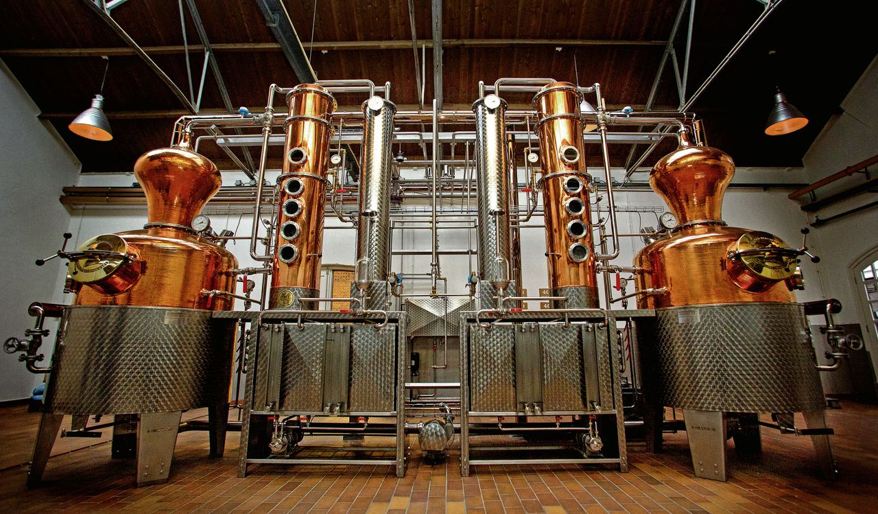 Distilleerderij Koninklijke De Kuyper uit Schiedam (70 miljoen omzet, 100 werknemers in 2014) bestaat 320 jaar.
