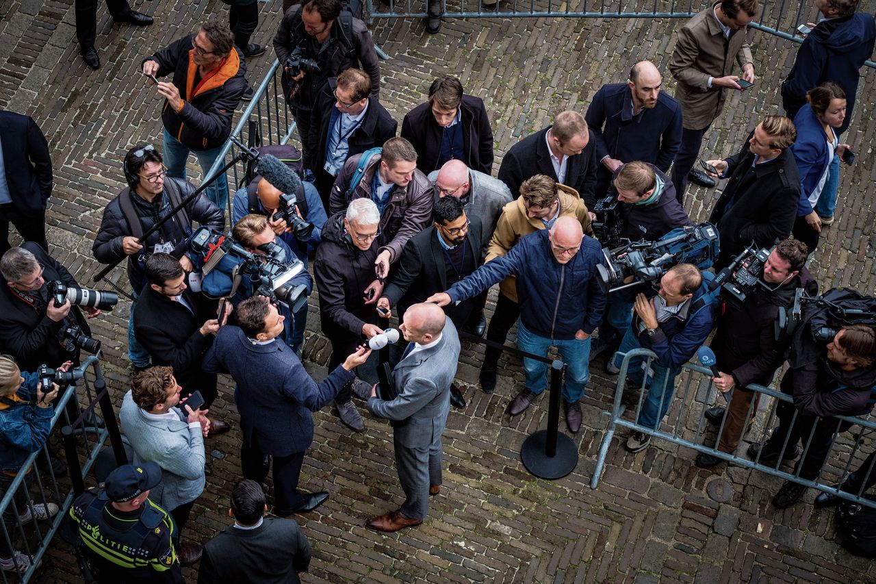 ChristenUnie-leider Gert-Jan Segers staat de pers te woord in Den Haag, waar zijn fractie bijeen is om het regeerakkoord te bespreken.
