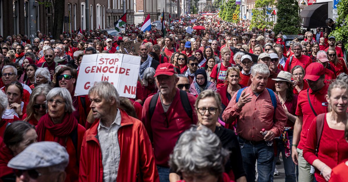 Over 100,000 Protest in The Hague Against Israel Support