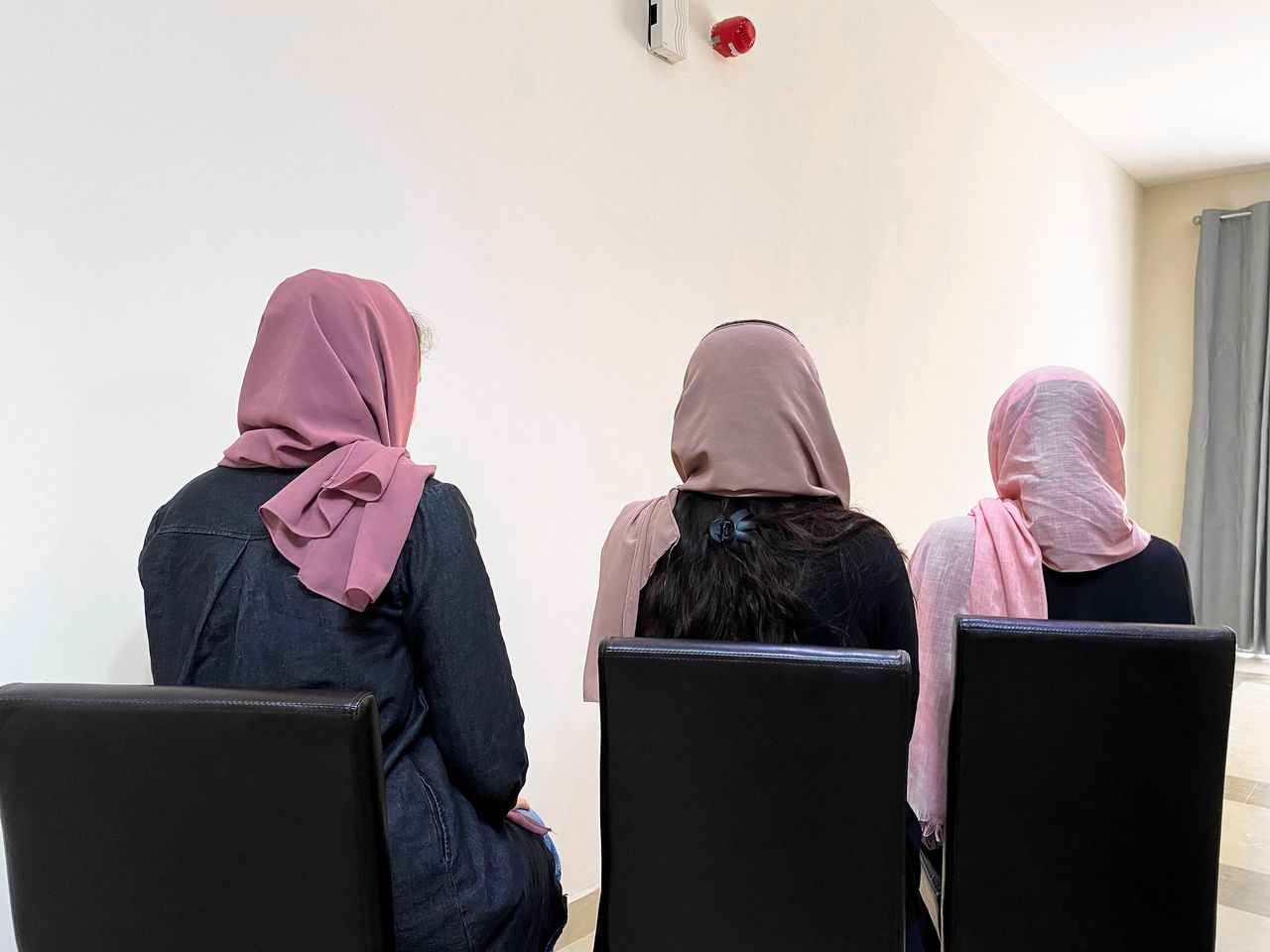 Drie studentes poseren na hun vlucht uit Afhanistan onherkenbaar om hun familie niet in gevaar te brengen.