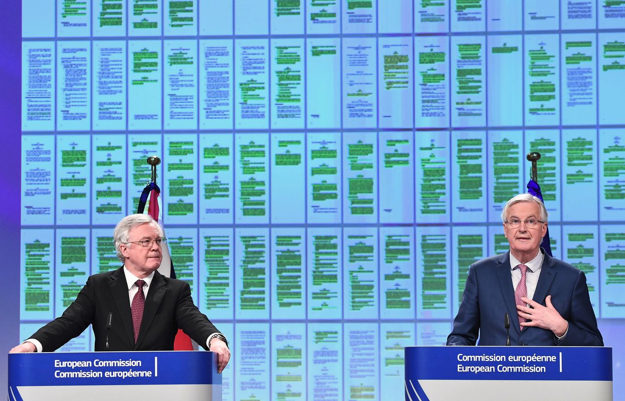 De Britse minister van Brexitzaken David Davis (links) en hoofonderhandelaar namens de Europese Commissie Michel Barnier.