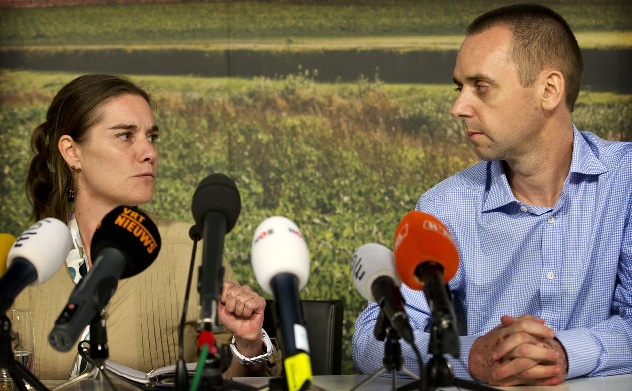 Judith Spiegel (L) en haar partner Boudewijn Berendsen tijdens de persconferentie op Schiphol, nadat zij eerder in de middag waren aangekomen op de luchthaven.