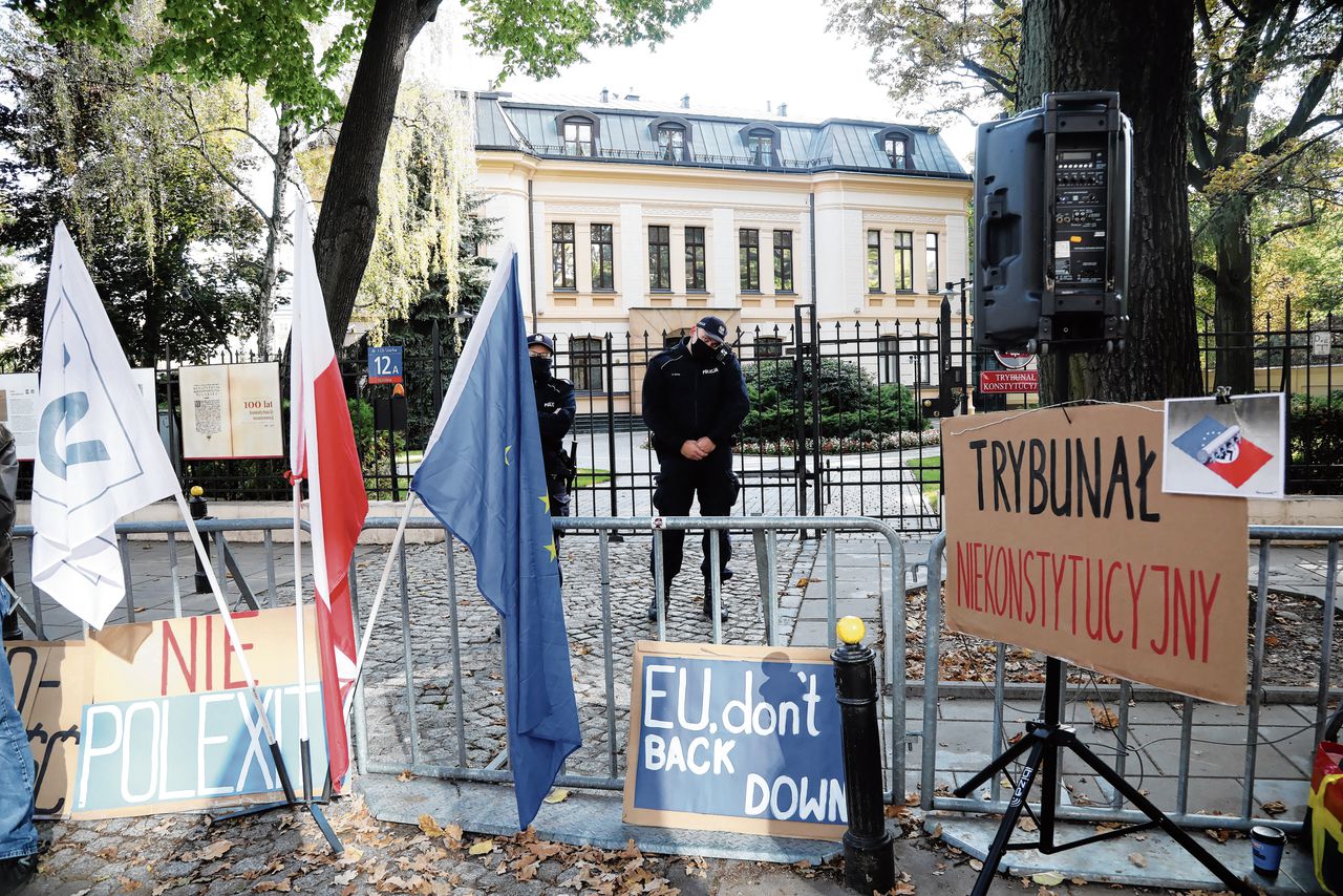 Protestborden voor het Constitutioneel Hof in Warschau na de uitspraak van het Hof dat nationale wetgeving boven het Europees recht zou gaan.