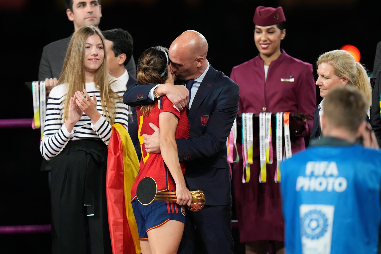 Ophef over ‘seksueel geweld’ op erepodium overschaduwt de Spaanse voetbalzege 