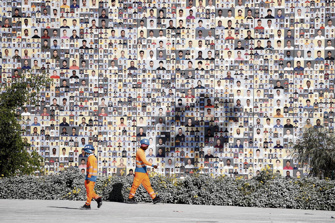 Het Lusail Iconic Stadium in Qatar, waar de finale van het WK 2022 gespeeld zal worden, is versierd met afbeeldingen van arbeiders die eraan gewerkt hebben.