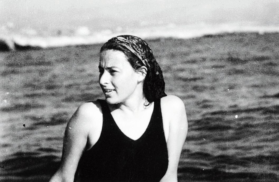 Bruria Avi-Shaul , de moeder van András Forgách, in 1943 op het strand in Libanon.