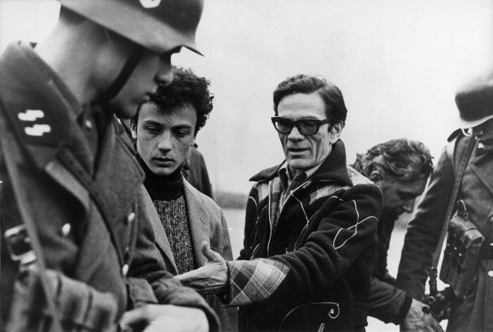 Filmregisseur Pier Paolo Pasolini in 1975 op de set van de oorlogsfilm Salò o le 120 giornate di Sodoma.