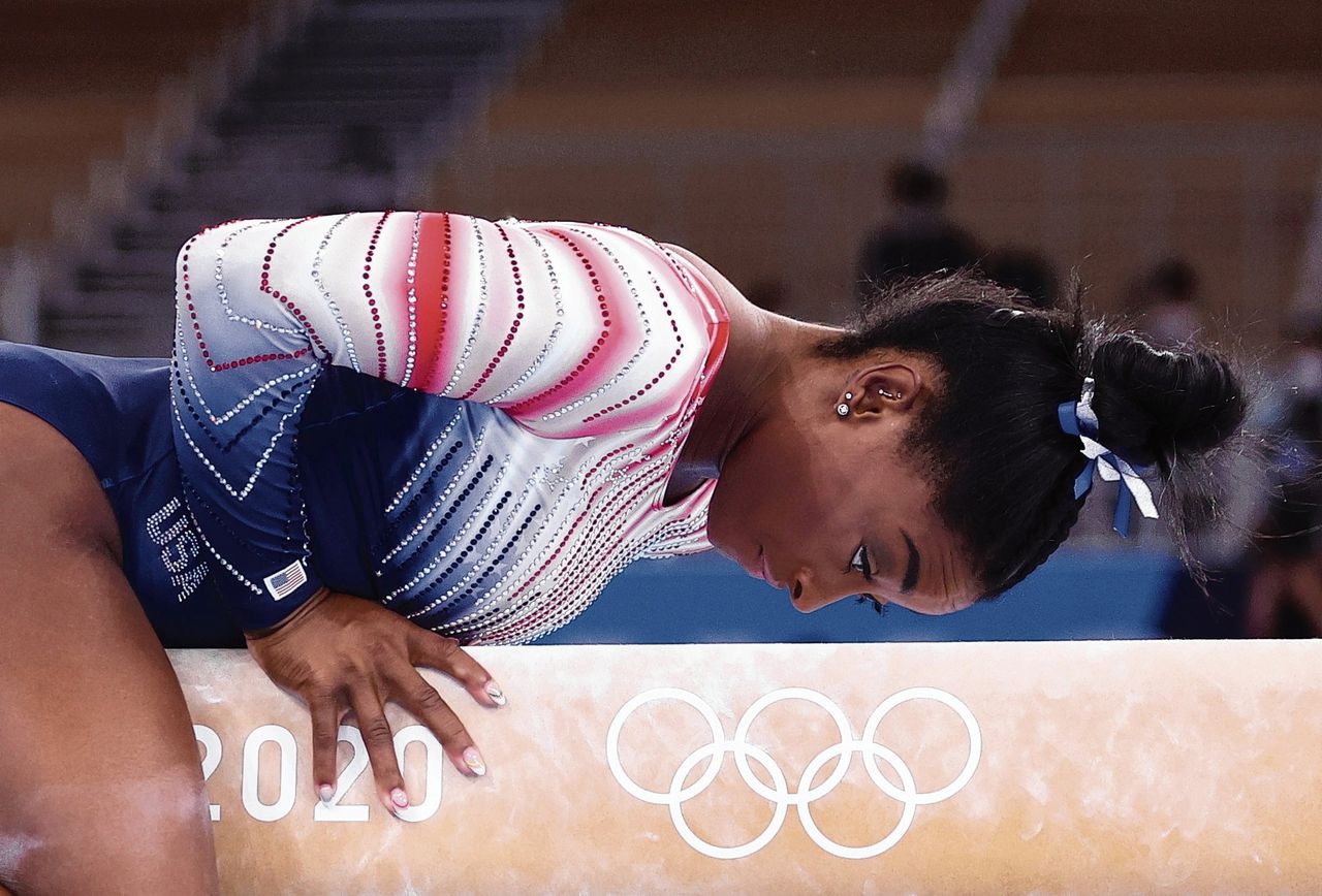 De Amerikaanse turnster Simone Biles tijdens haar oefening in de olympische finale balk.