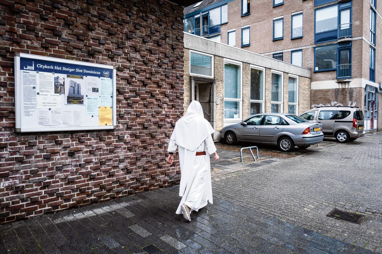 Nu wonen er zeven monniken er in het Dominicanenklooster in het centrum van Rotterdam. Vorig jaar nog maar vier.