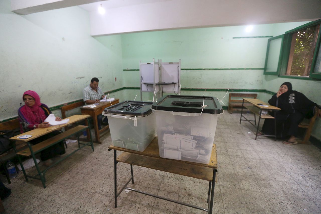 Een leeg stembureau in Giza, Egypte tijdens de parlementsverkiezingen. Amper een kwart van de Egyptenaren bracht zijn stem uit.