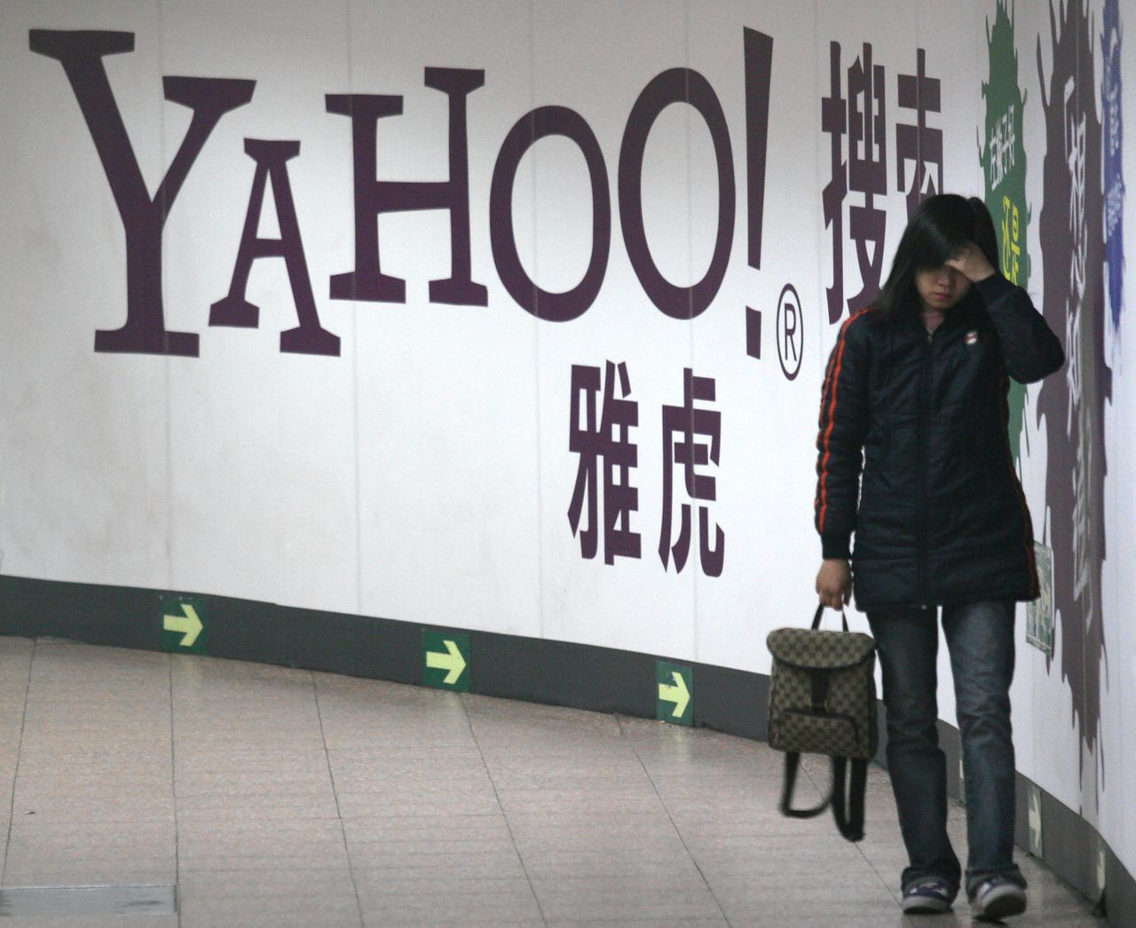 Een reclamebord van Yahoo in een metrostation in Beijing.