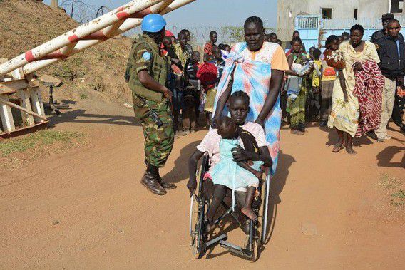 Inwoners van Juba zoeken een veilig heenkomen bij een basis van de Verenigde Naties.