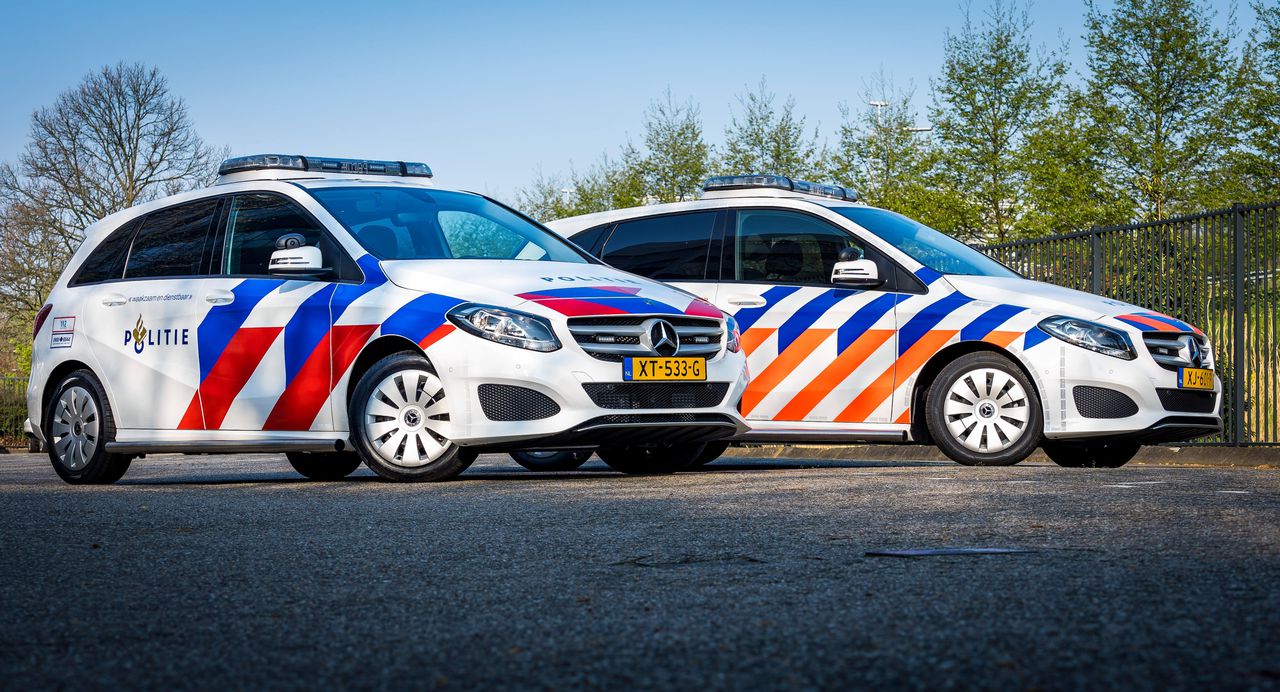 De veranderde vormgeving (links) op politieauto’s oogt „lomper” dan de oude, vindt grafisch ontwerper Jan-Pieter Karper.