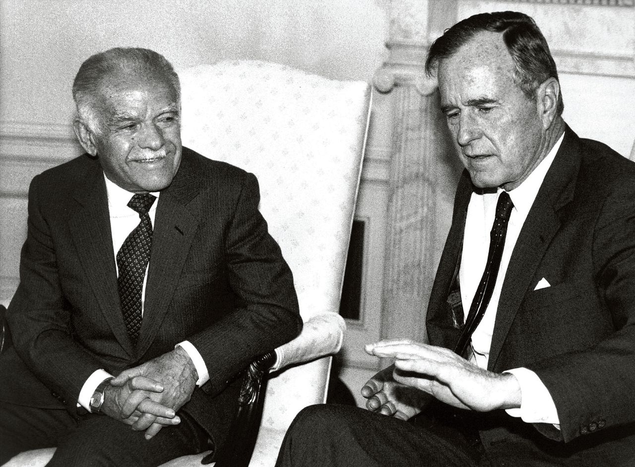 Met de klok mee van linksboven. 1990: president Bush senior met premier Shamir in het Witte Huis in gesprek over de Golfoorlog.1993: president Clinton na ondertekening van de Oslo-akkoorden met PLO-leider Arafat en premier Rabin.2013: Obama tijdens zijn eerste presidentsbezoek aan Israël met premier Netanyahu op vliegveld Ben Gurion.2001: president Bush junior met premier Sharon in het Witte Huis.