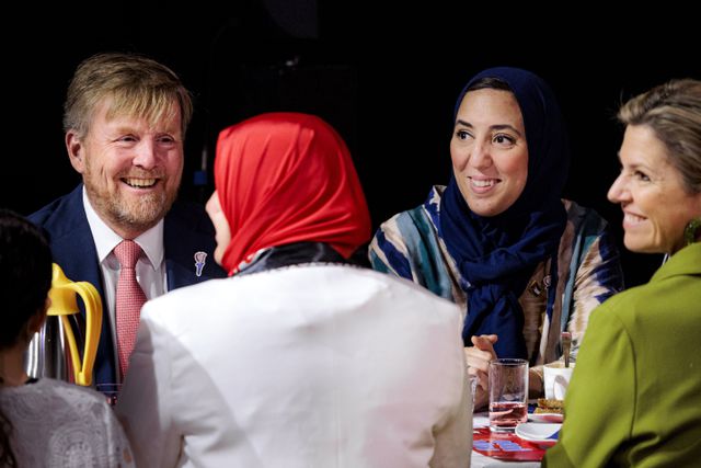 Koning Willem-Alexander en koningin Máxima tijdens de vrijheidsmaaltijd in de Haagse wijk Morgenstond. 