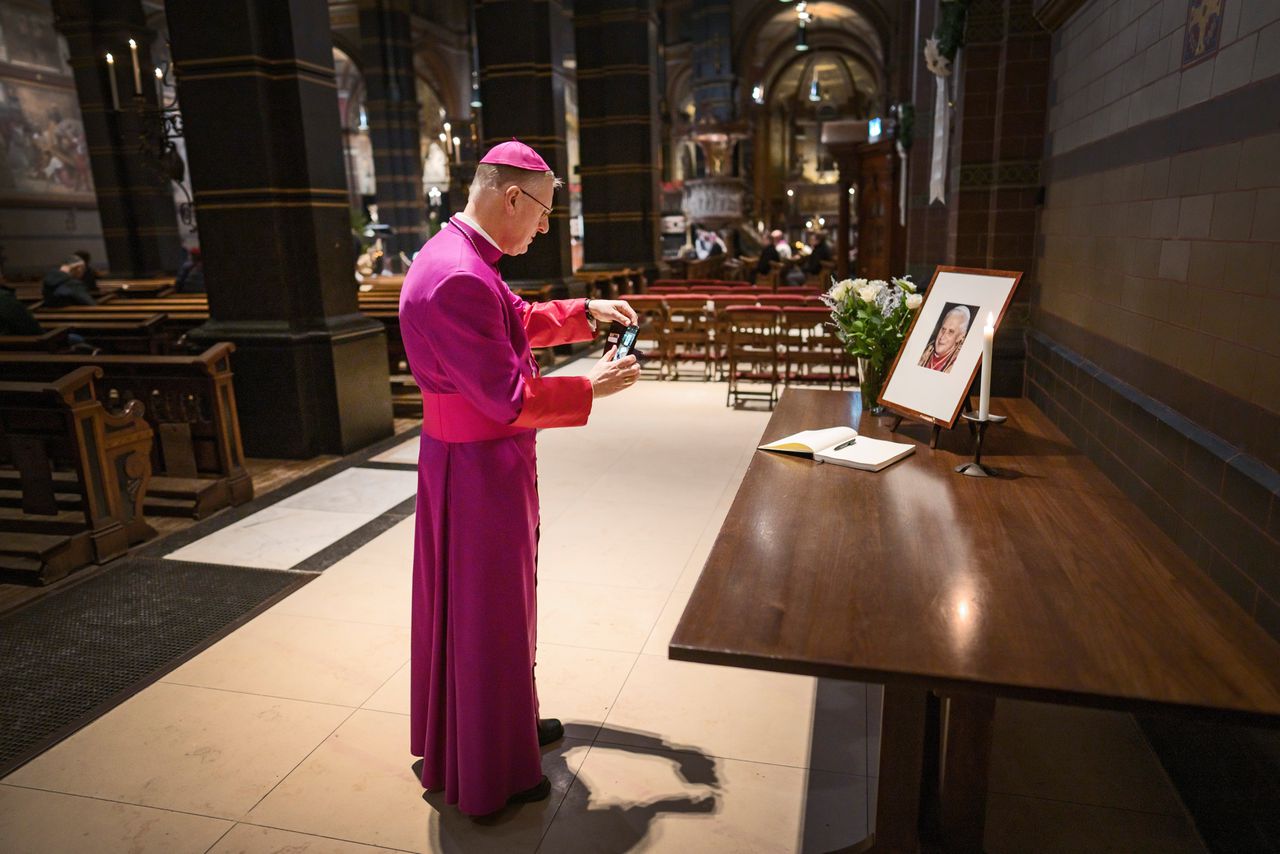 Woensdag werd in de Nicolaasbasiliek in Amsterdam een herdenkingsmis gehouden voor de onlangs overleden Paus Benedictus XVI.