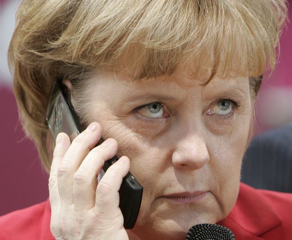 Angela Merkel aan de telefoon op archiefbeeld.