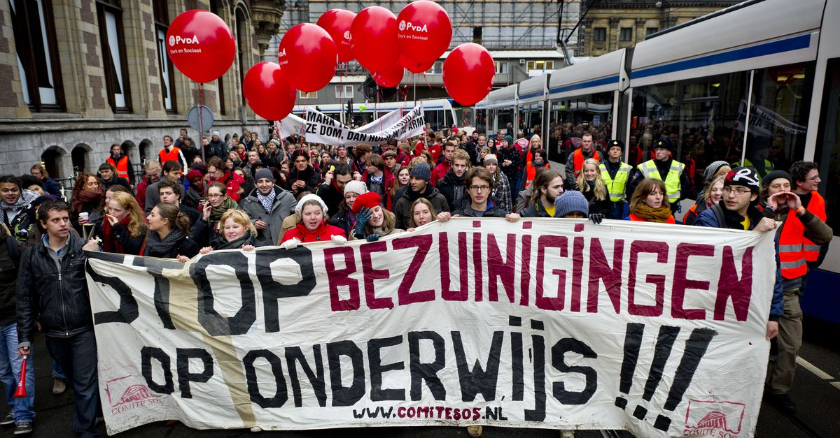 Duizenden studenten protesteren tegen kabinet - NRC