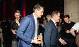 Joost Eerdmans met een biertje op de verkiezingsavond van JA21.