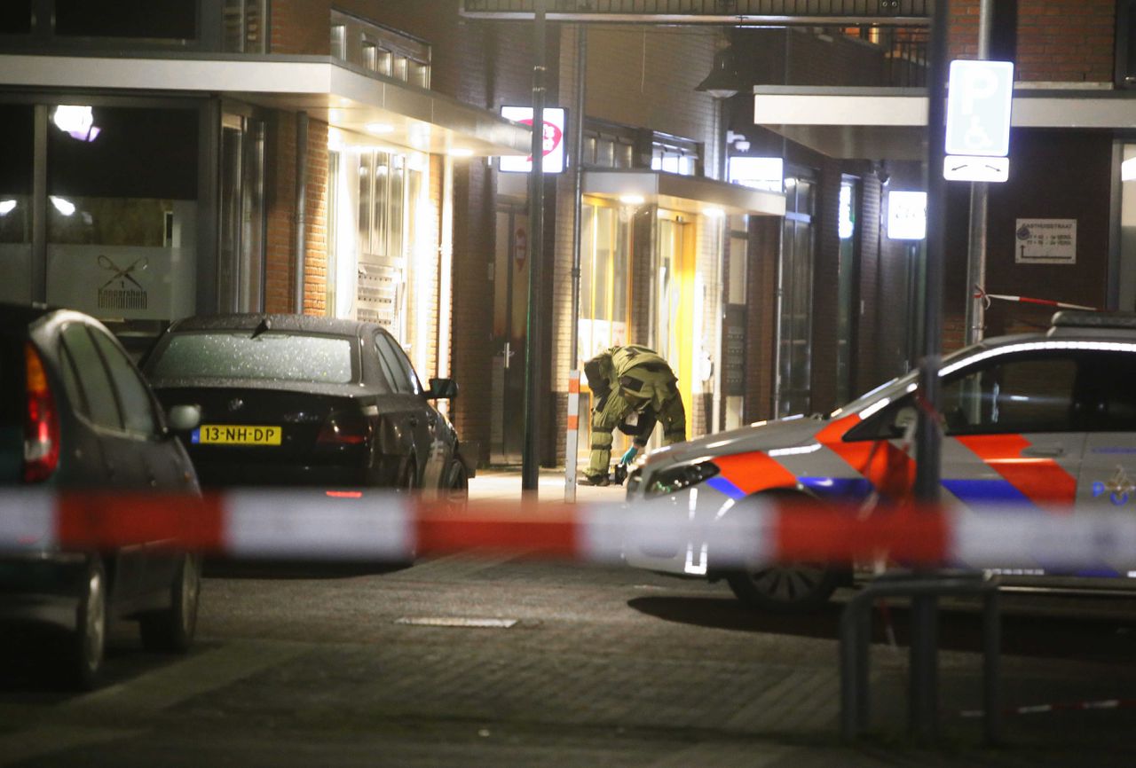 De Explosieven Opruimingsdienst doet onderzoek nabij de burgemeesterswoning van Maasdriel.