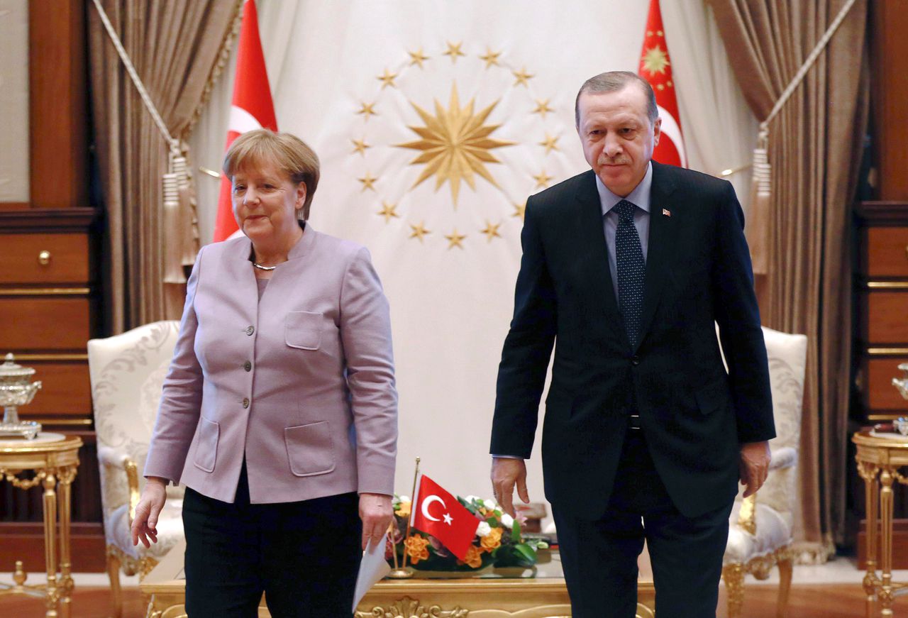 Merkel roept Erdogan op tot respectvolle dialoog met álle Turken 