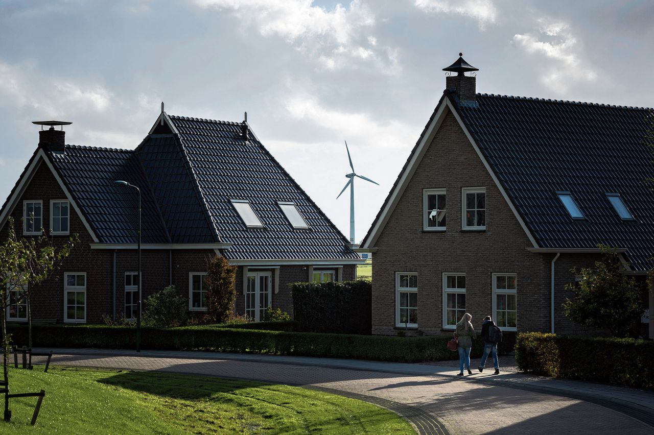 De windturbine van het dorp Reduzum, vlak onder Leeuwarden, moet worden vervangen. „Hij is aan zijn eind.”