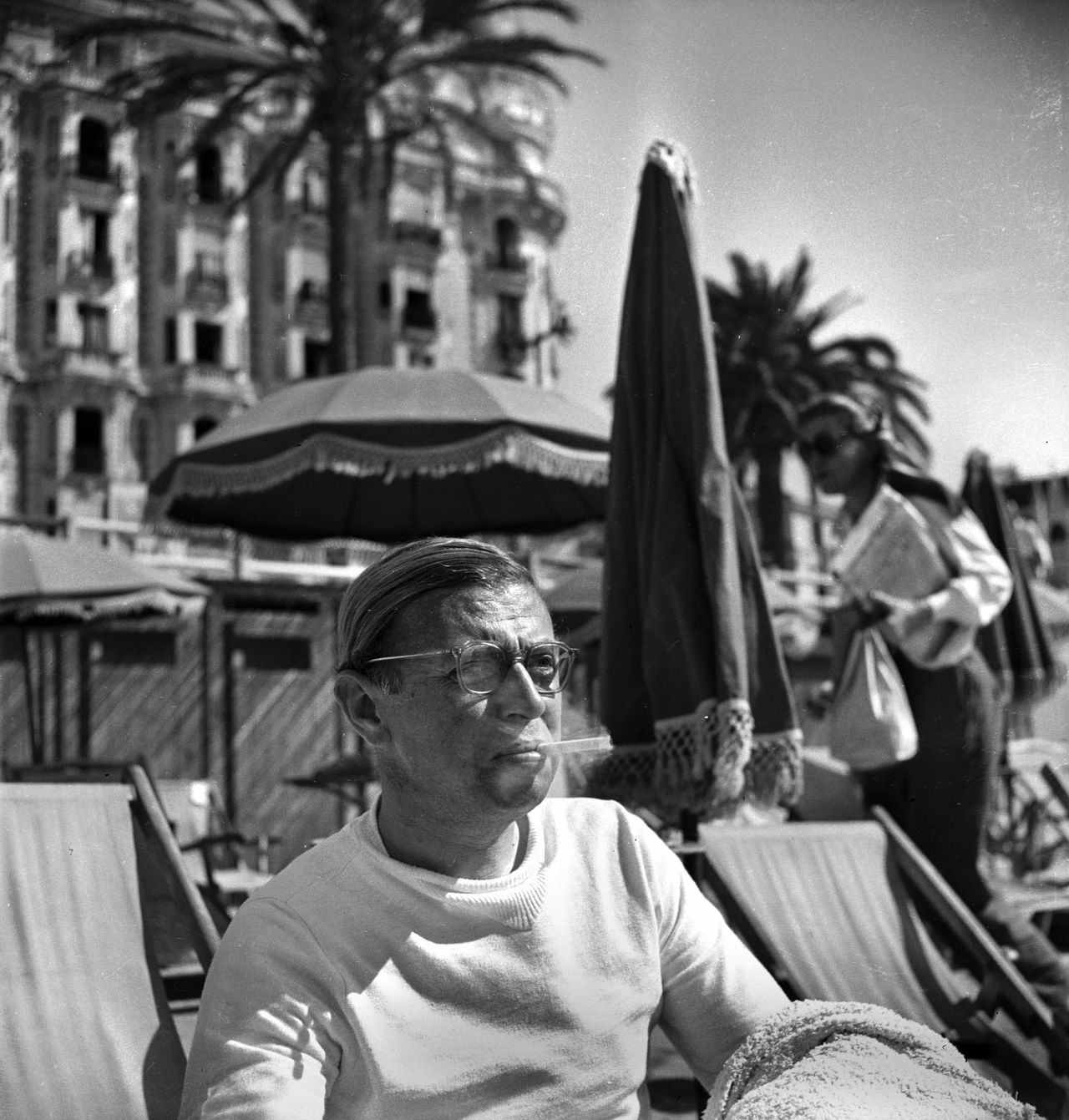 Sartre op het Festival van Cannes, 1947 Foto Lipnitzki/Roger-Viollet Jean-Paul Sartre (1905-1980), philosophe et écrivain français. Festival de Cannes (Alpes-Maritimes), 1947. LIP-5418-023