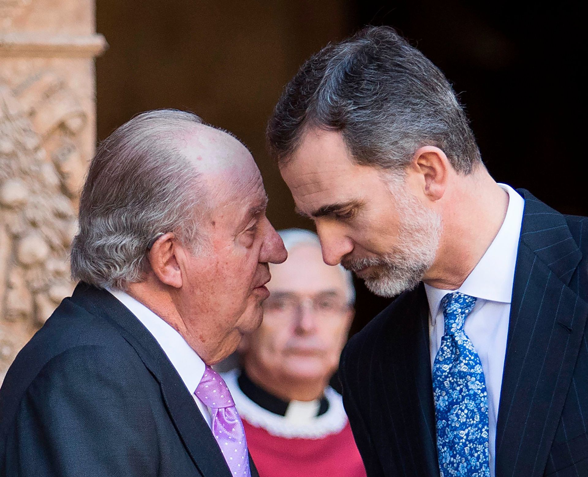 папа кормит грудничка. хуан карлос 1 король испании в молодости. отец испании. отец испании. отец испании.