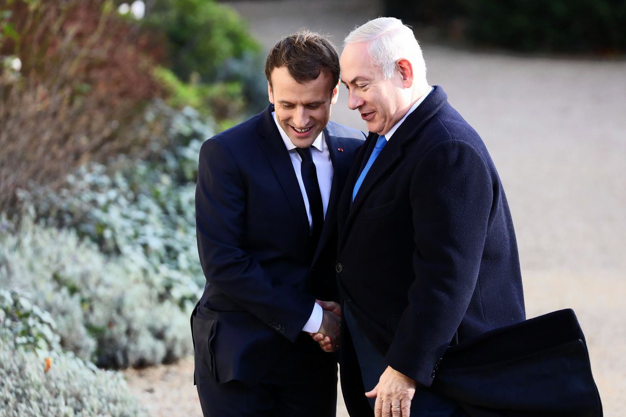 De Franse president Emmanuel Macron (links) schudt handen met de Israëlische president Benjamin Netanyahu.