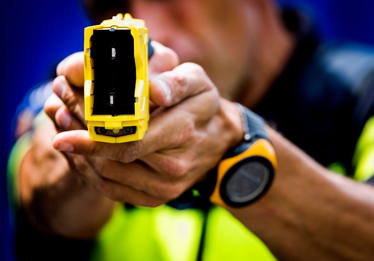 Grapperhaus wil agenten uitrusten met tasers 