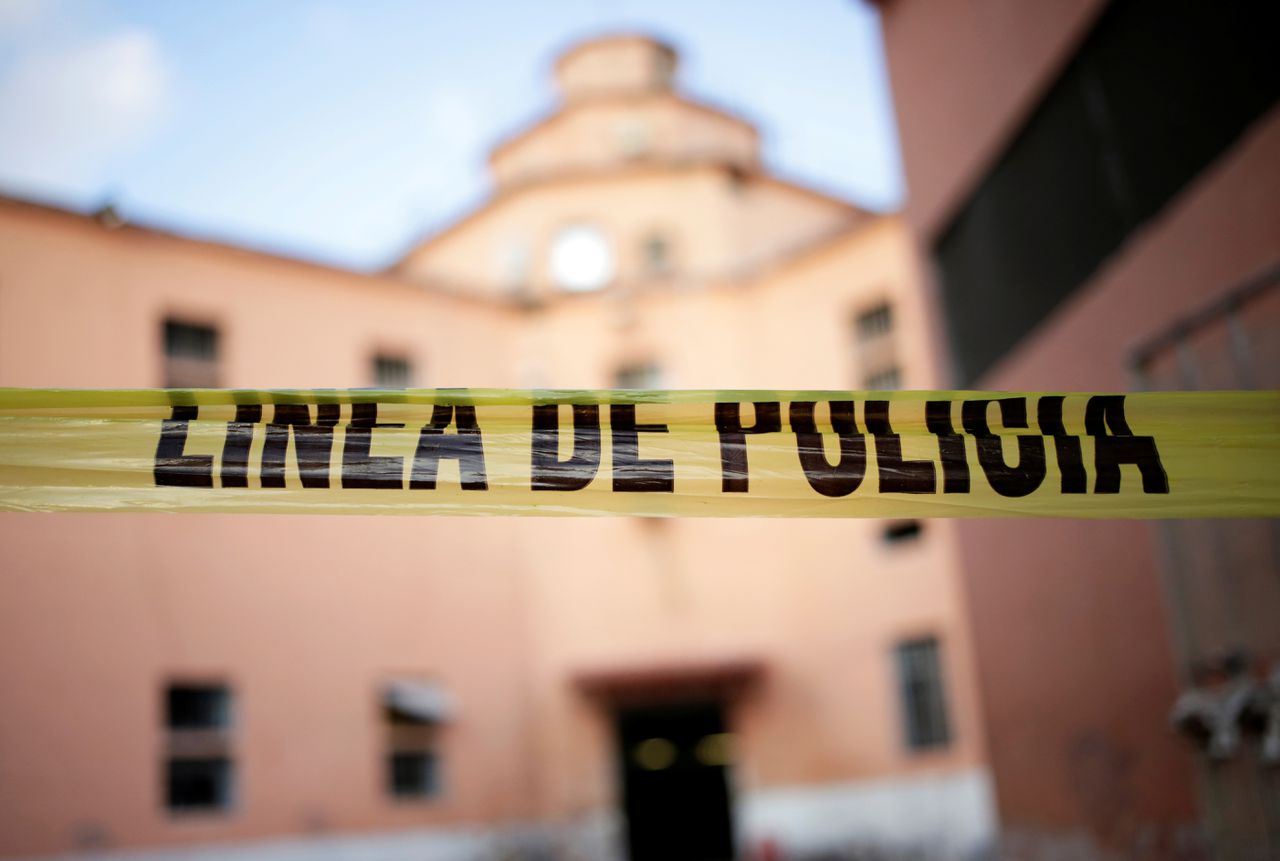 Bij een aanval op politieagenten in Mexico zijn maandag dertien doden gevallen.