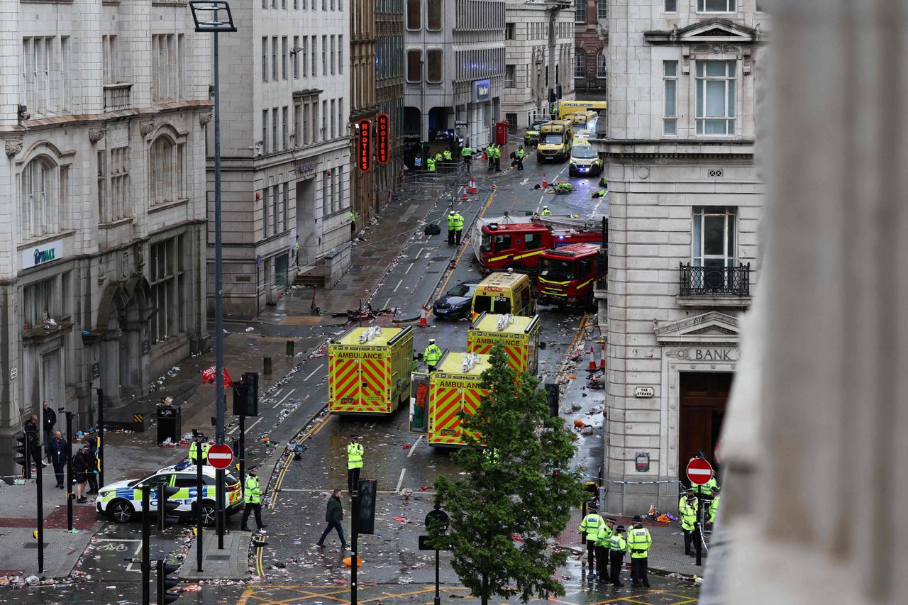 Dozens of injured after the car drives on to partying Liverpool supporters, « no terrorism »
