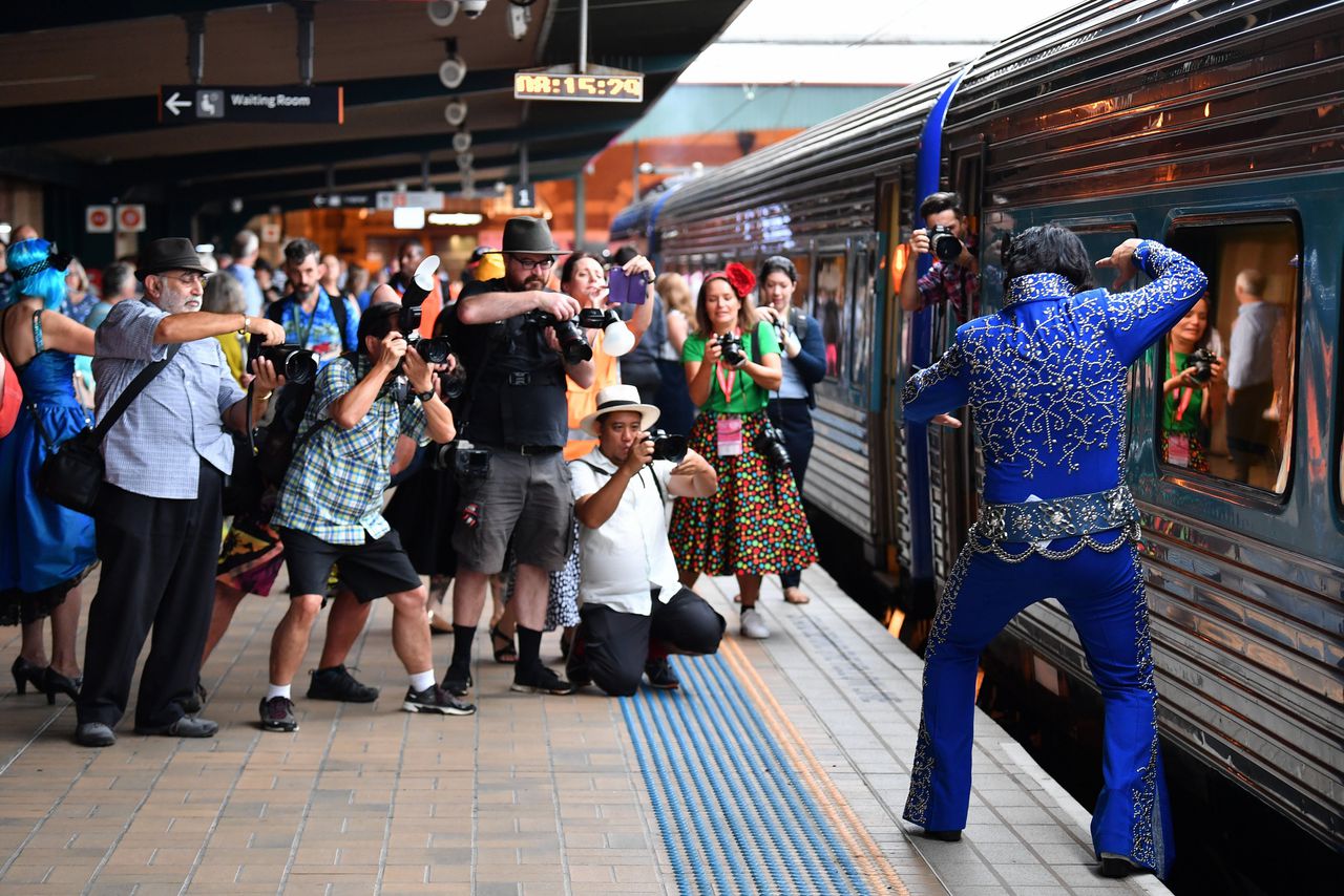 Passagiers van de Elvis-express op het treinstation in Sydney, Australië.