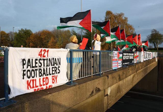 Pro-Palestijnse demonstranten wachtten de Maccabi-fans in Birmingham op met spandoeken.