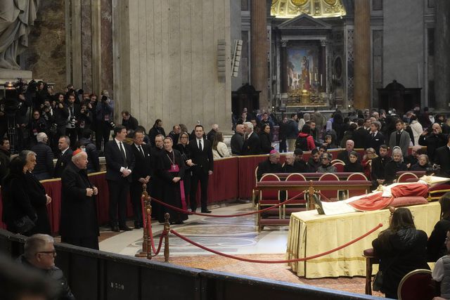 Katholieken nemen afscheid van emeritus-paus Benedictus XVI - NRC