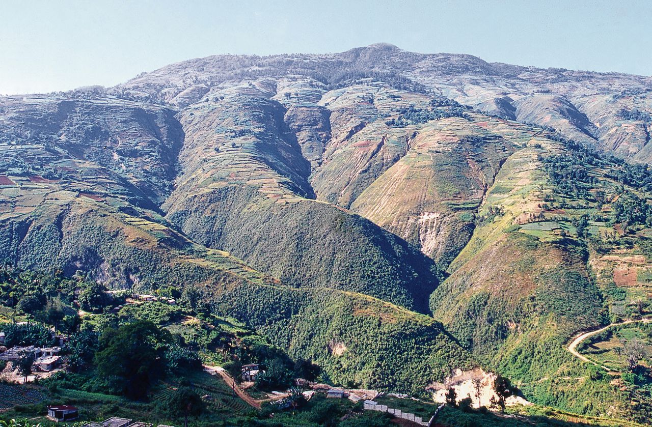 Geërodeerde hellingen op Haïti. In het Caribische land is al eeuwen een proces van ontbossing gaande, aanvankelijk voor de teelt van koffie, later bijvoorbeeld ook voor de productie van houtskool.