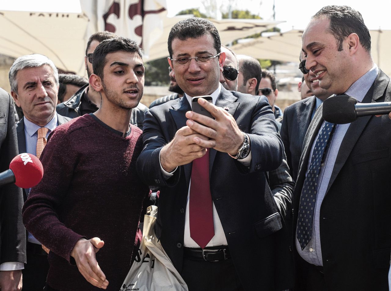 Ekrem Imamoglu (midden) van de seculiere partij CHP werd vorige week gekozen tot burgemeester van Turkijes grootste stad Istanbul.