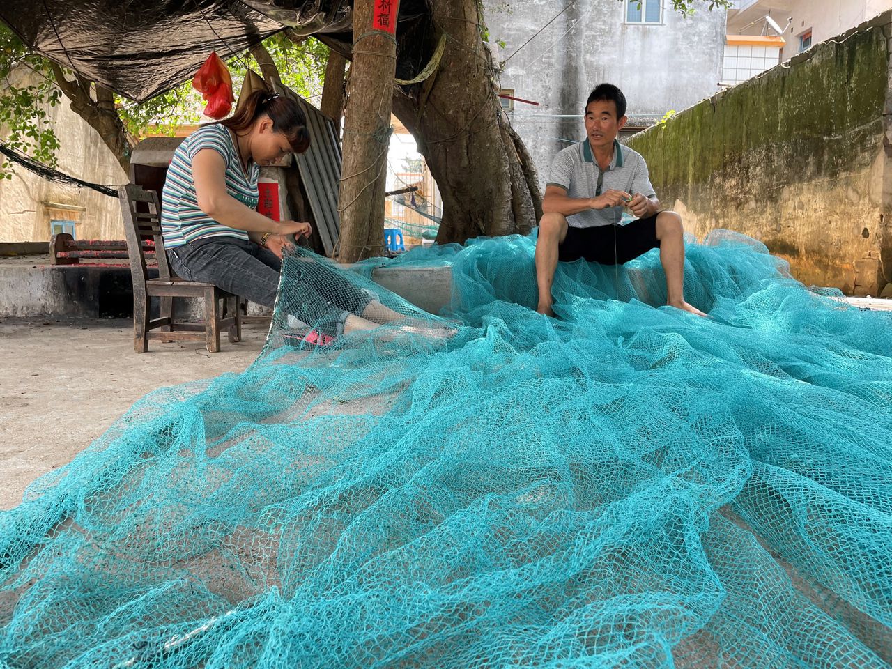 Netten repareren op het Chinese visserseiland Naozhou.