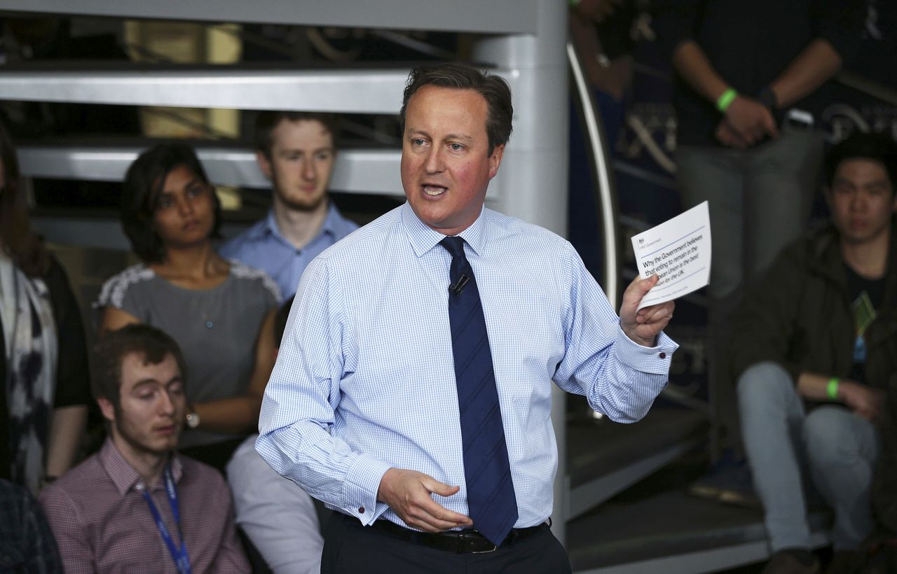 De Britse premier David Cameron eerder op de dag op de Universiteit van Exeter. De politicus heeft toegegeven dat hij een belang had in het offshorefonds van zijn vader.