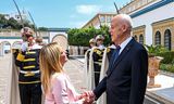 De Tunesische president Kais Saied (rechts) begroet de Italiaanse premier Giorgia Meloni zondag in het presidentiële paleis in Carthage, niet ver van de hoofdstad Tunis. De financiële steun die de EU Tunesië biedt, kan de impopulaire president helpen de economie uit het slop te trekken.