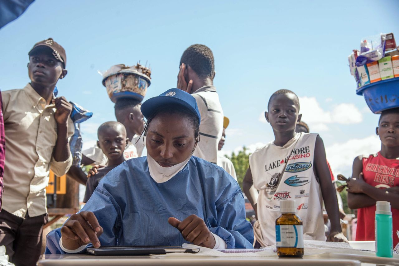 Medisch team van de Wereldgezondheidsorganisatie treft voorbereidingen voor vaccinatie tegen ebola, deze week in de Congolese stad Mbandaka.