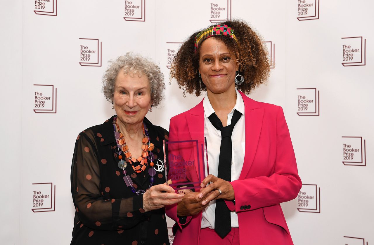 Margaret Atwood en Bernardine Evaristo houden maandagavond samen één Booker Prize vast. Foto EPA/Andy Rain