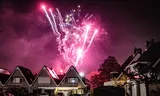 Buurtbewoners van een wijk in Maasdam luiden met vuurwerk het nieuwe jaar in