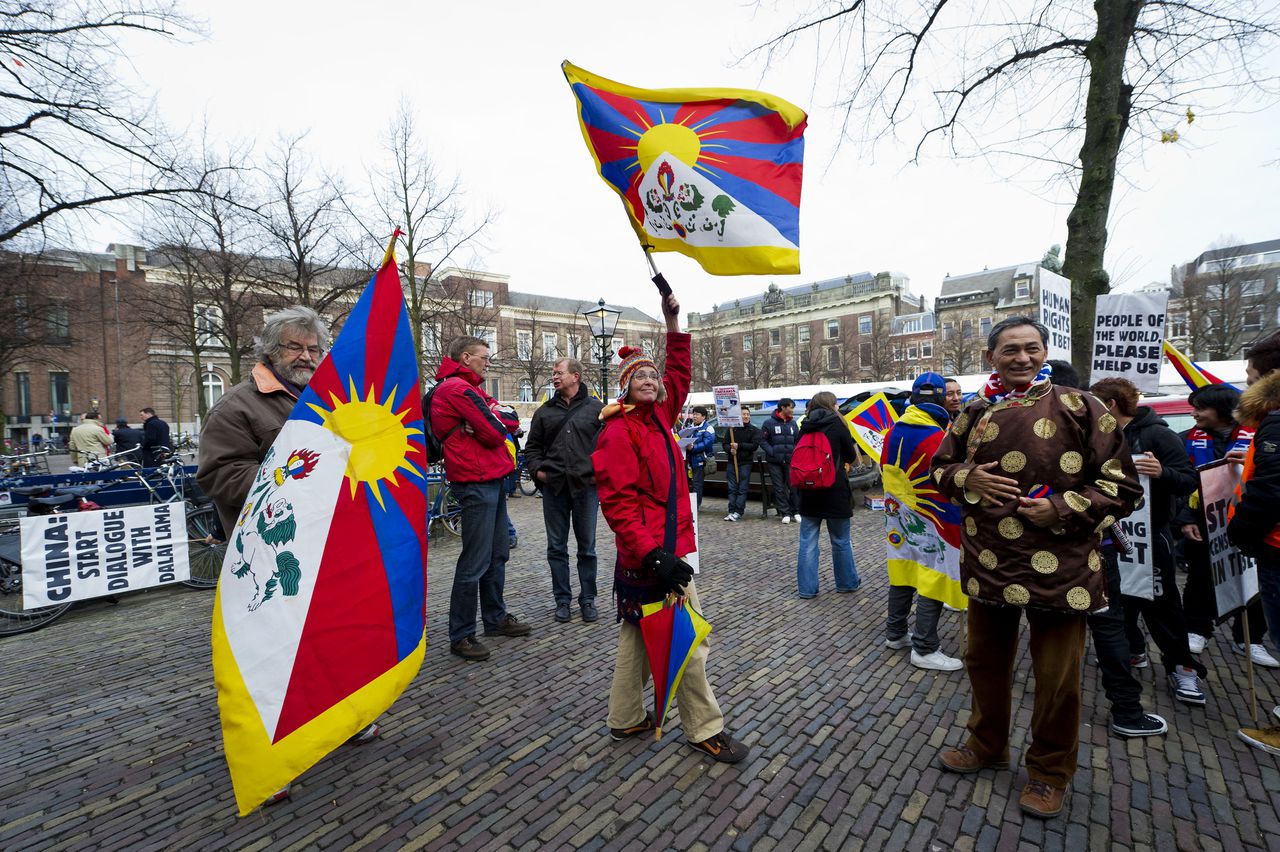 Deelnemers aan een solidariteitsmars in 2011, georganiseerd door Tibetanen, Oeigoeren en Mongolen, lopen donderdag in Den Haag vanaf Het Plein naar de Chinese Ambassade. Met de mars vragen de deelnemers aandacht voor de Chinese onderdrukking in Tibet, Oost-Turkestan en Binnen-Mongolie.