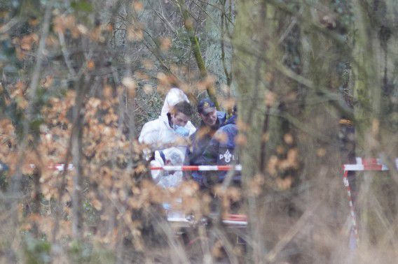 Wassenaar, 7 februari 2013. Politie plaatst een afzetting bij het Wassenaarse bos, waar een lichaam is gevonden tijdens de zoekactie naar de vermiste Anass Aouragh. De 13-jarige jongen in Wassenaar was verdwenen tijdens het rondbrengen van reclamefolders. De politie heeft nog niet bevestigd dat het de vermiste Aouragh is. ANP MARTIJN BEEKMAN