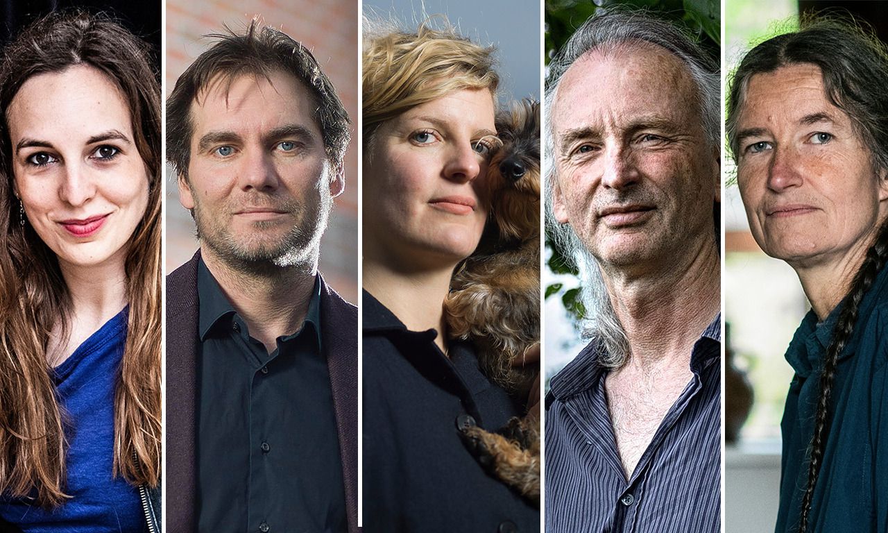 De schrijvers (v.l.n.r.) Carmien Michels, Auke Hulst, Niña Weijers, Donald Niedekker, en Anjet Daanje staan op de shortlist van de Boekenbon Literatuurprijs 2022.